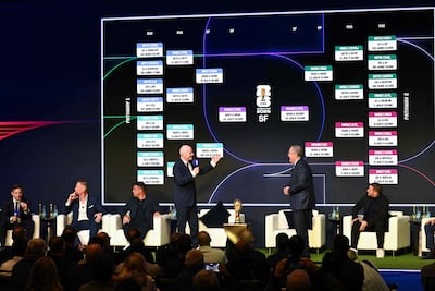 Gianni Infantino (izquierda), presidente de la FIFA, durante el sorteo de los grupos para la Copa del Mundo 2026.