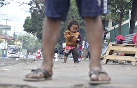 Familias indígenas pasan frío por manifestarse en Asunción.