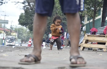 Familias indígenas pasan frío por manifestarse en Asunción.