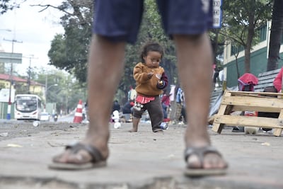 Familias indígenas pasan frío por manifestarse en Asunción.