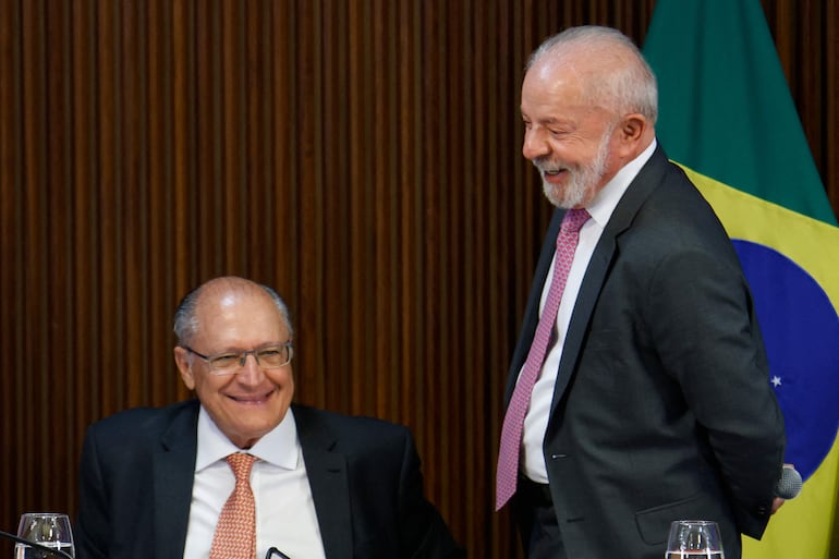 El presidente de Brasil, Luiz Inacio Lula da Silva (d) junto a su actual vicepresidente, Geraldo Alckmin (i). El mandatario anunció que volverán a integrar la fórmula electoral de cara a los comicios presidenciales de octubre de este año.