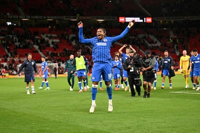 El centrocampista francés del Brighton, Georginio Rutter, lo celebra tras el partido de fútbol de la tercera ronda de la Copa de la Liga inglesa entre el Manchester United y el Brighton and Hove Albion en Old Trafford, Manchester.