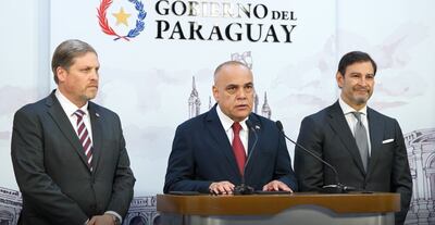 Nicolas Chase, senador, Basilio "Bachi" Núñez, presidente del Senado y Silvio "Beto" Ovelar, senador. Convocan a sesión extraordinaria de carácter reservado.