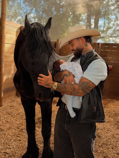 Maluma con su pequeño Orión en brazos.