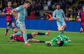 Atletico Madrid's Norwegian forward #09 Alexander Sorloth (L) scores their fourth goal during the Spanish Copa del Rey (King's Cup) semi-final first leg football match between FC Barcelona and Club Atletico de Madrid at at Estadi Olimpic Lluis Companys in Barcelona, on February 25, 2025. (Photo by LLUIS GENE / AFP)