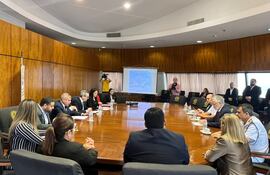 El embajador de Brasil en Paraguay, José Antonio Marcondes, en reunión con legisladores cartistas en el Congreso Nacional.