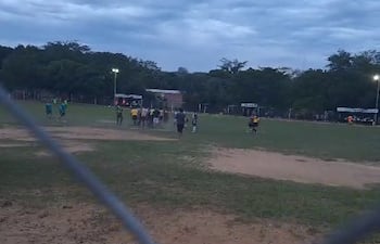 Momento en que hinchas y futbolistas agreden al árbitro durante un partido de la Liga Limpeña.
