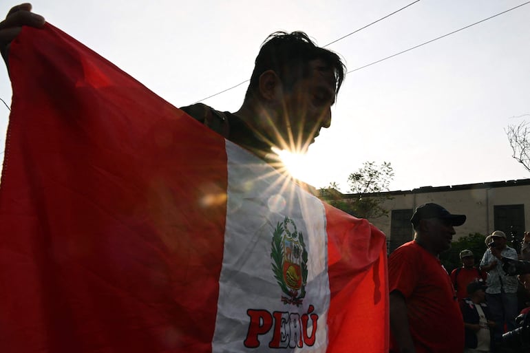 Perú vota para elegir entre Fujimori y Sánchez a su noveno presidente en diez años - Mundo