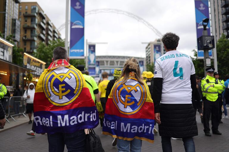 Los aficionados en los alrededores del estadio de Wembley antes de la final de la Champions League entre el Borussia Dortmund y el Real Madrid en Londres.
