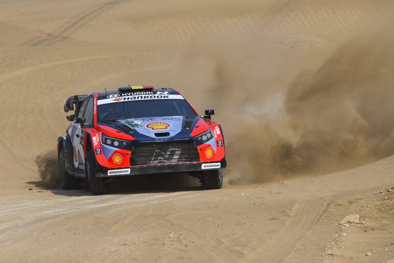 Thierry Neuville, con el Hyundai i20 N Rally1, durante el rally árabe.
