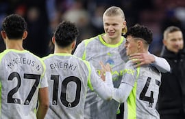 Erling Haaland del Manchester City y Phil Foden del Manchester City celebran la victoria por 0-3 contra el Crystal Palace durante el partido de la Premier League inglesa entre el Crystal Palace FC y el Manchester City, en Londres, Gran Bretaña. (Reino Unido, Londres)
