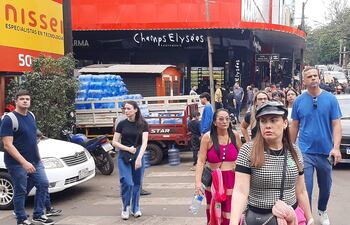 CDE-Una gran cantidad de turistas argentinos que copan los centros comerciales, especialmente en Ciudad del Este por el atractivo en precios