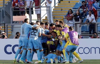 Jugadores de O'Higgins celebran un gol este miércoles, en un partido de la segunda fase de clasificación de la Copa Libertadores entre O'Higgins y Bahía, en el estadio Codelco El Teniente en Rancagua (Chile).