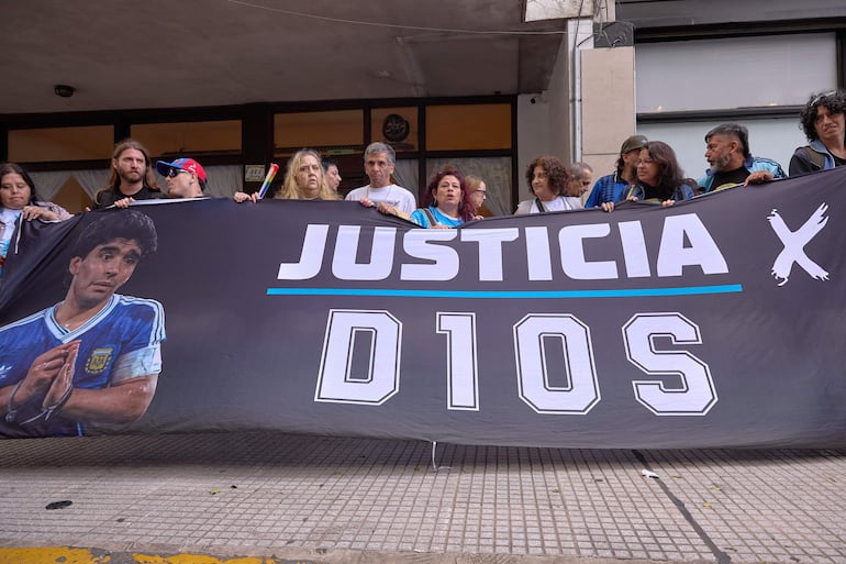 Simpatizantes de Diego Armando Maradona, se manifiestan afuera del tribunal de San Isidro este martes, en Buenos Aires (Argentina).