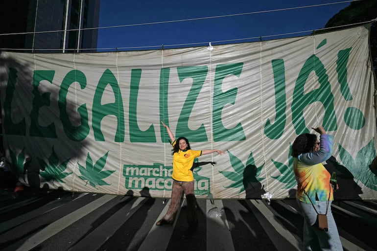 Miles de personas marchan para exigir la legalización de la marihuana en Brasil - Mundo
