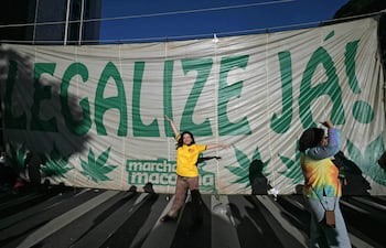 Varias personas participaron en una manifestación en la avenida Paulista de São Paulo, Brasil, exigiendo la legalización de la marihuana.