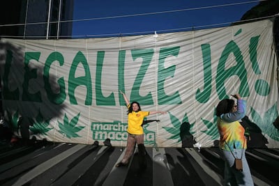 Varias personas participaron en una manifestación en la avenida Paulista de São Paulo, Brasil, exigiendo la legalización de la marihuana.