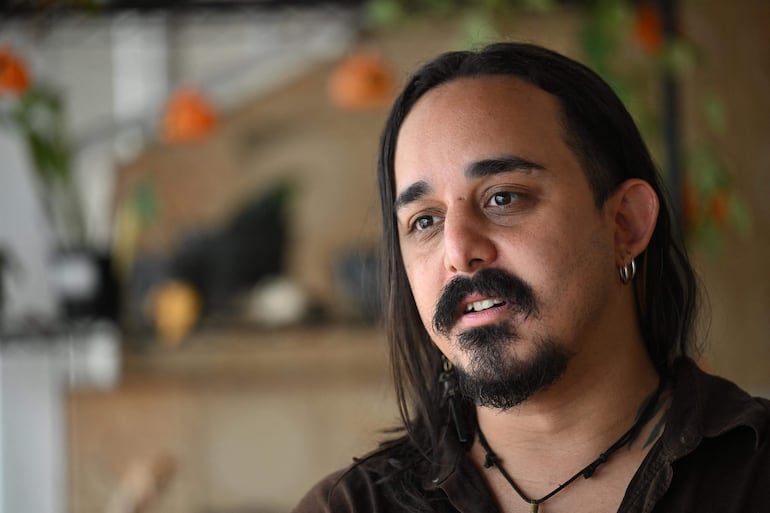 El brasileño Guaracy Carvajal, de 31 años, programador de software que en 2016 extrajo dimetiltriptamina (DMT) psicodélica en su casa a partir de raíces de jurema preta, habla durante una entrevista con AFP en Brasilia, Brasil.