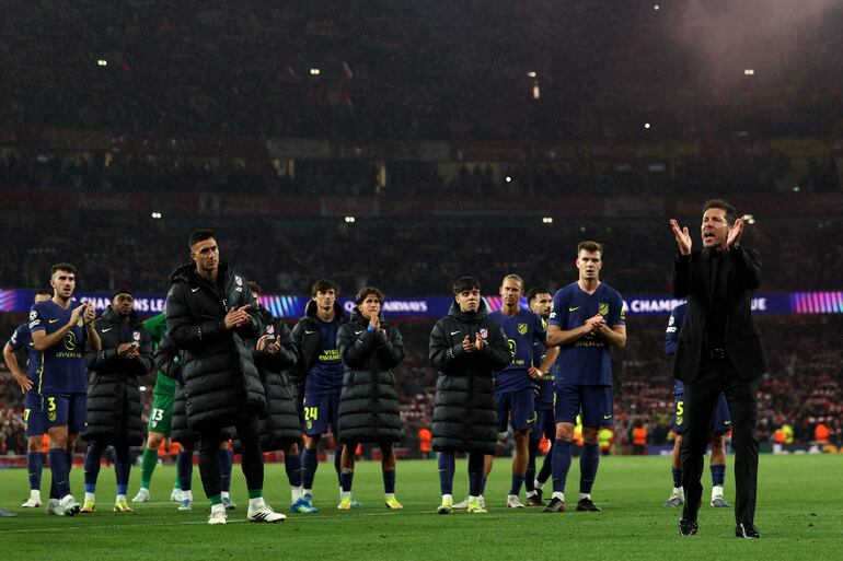El entrenador argentino del Atlético de Madrid, Diego Simeone, aplaude a los aficionados tras el partido de vuelta de las semifinales de la UEFA Champions League entre el Arsenal y el Atlético de Madrid en el estadio Emirates, en el norte de Londres.