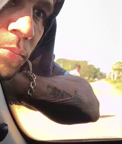 Captura de video del momento en que "Power Ranger" intentó asaltar a un conductor de Bolt, en Limpio.