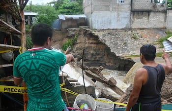 Unos residentes observan los daños causados por las fuertes lluvias tras la llegada del huracán Simon a Acapulco, en el estado de Guerrero (México), el 10 de octubre de 2026. El huracán Simon se intensificó hasta convertirse en una poderosa tormenta de categoría 4 mientras avanzaba hacia la costa occidental de México, donde se esperaba que tocara tierra a última hora del sábado o a primera hora del domingo.