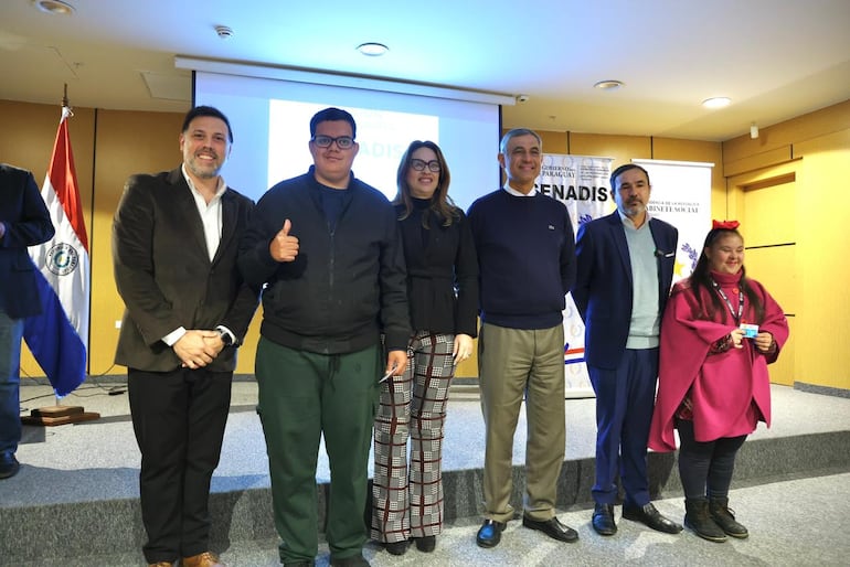 Entrega simbólica de las primeras tarjetas a los beneficiarios.
