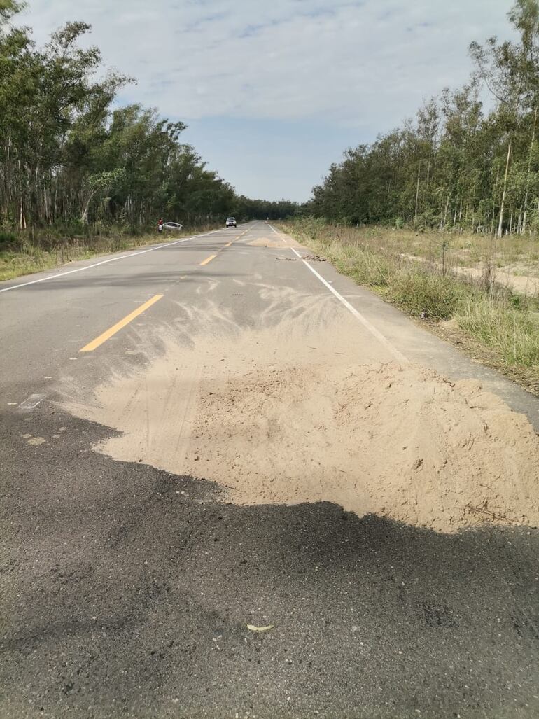 La empresa TOCSA colocó arena lavada sobre el asfalto como señalización.