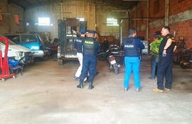 Allanan taller mecánico en busca de evidencias sobre el hurto a transportadora que ocurrió en Caacupé.