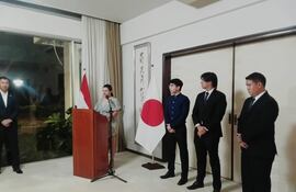 Los becarios 2024 de la Embajada de Japón, durante una reunión en la sede diplomática en Asunción.