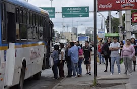 Aun sin huelga, los usuarios enfrentan largas esperas en el transporte público.