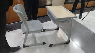 Senadores José Oviedo y Ruben Velazquez exponen pupitres de licitación suspendida por el DNCP y hablan de sobrefacturación de Itaipú