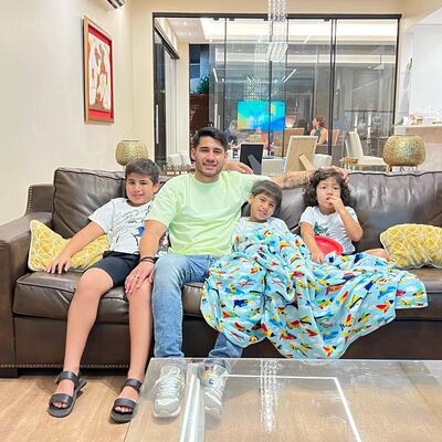 Iván "Tito" Torres y sus hijos: Elías, Emmanuel y Piero esperaron así de juntitos la Navidad.