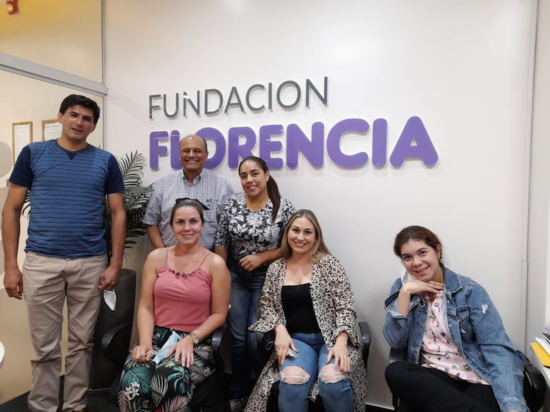 Padres de niños con hipoacusia, que conforman el grupo de apoyo de la Fundación Florencia y brindan  contención a las familias de niños y niñas con pérdida auditiva.
