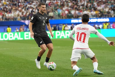 Mehdi Ghayedi (d) de Irán disputa un balón con Tim Payne de Nueva Zelanda este lunes, durante un partido del grupo G del Mundial de la FIFA 2026 entre Irán y Nueva Zelanda en el estadio SoFi en Los Ángeles (Estados Unidos).