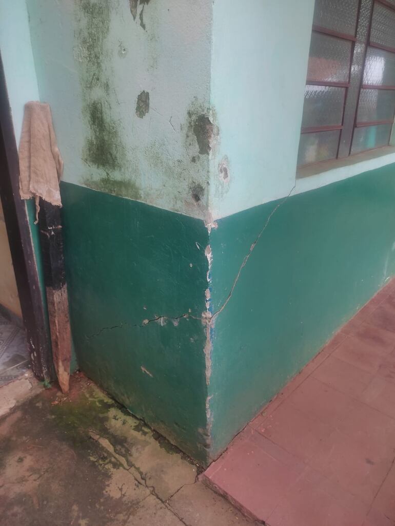 Las aulas de la escuela Inmaculado Corazón de María tiene enormes grietas a causa de las detonaciones de dinamita que se realizan a unos 600 metros del lugar.