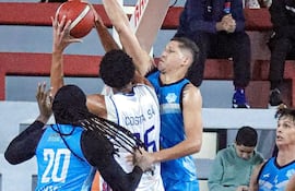El "santo" Juniors Peralta intenta la tapa al amambaiense Víctor Da Costa, en el partido que ganó de visitante San José al Deportivo.