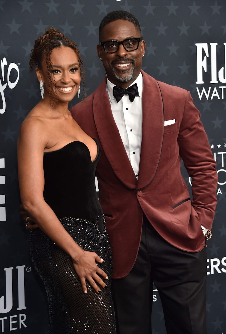 Lindad parejita. Los actores Sterling K. Brown y Ryan Michelle Bathe en los Critics Choice Awards. (Chris DELMAS / AFP)