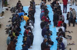 Los egipcios reparten la tradicional limosna de Ramadán entre la pobreza local y Gaza.