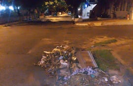 Este es de la esquina de mi casa me falta pasarle de la otra esquina. Hace 15 días que vinieron a tirar esto. Enrique solano Lopez y libertad, Barrio Jara.