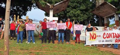 Vecinos de la localidad de Capiatá se manifiestan y cierran acceso a la planta asfáltica MM SA, y exigen su inmediato traslado.