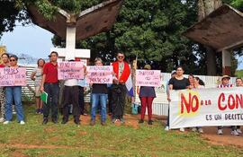 Vecinos de la localidad de Capiatá se manifiestan y cierran acceso a la planta asfáltica MM SA, y exigen su inmediato traslado.