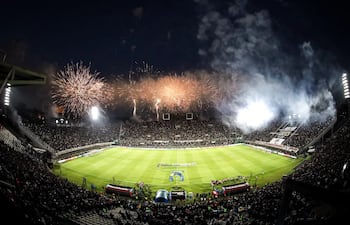 El recibimiento de los hinchas de Olimpia, previo al duelo de desquite ante Vasco da Gama, por los octavos de final de la Copa Sudamericana, disputado en estadio Defensores del Chaco.