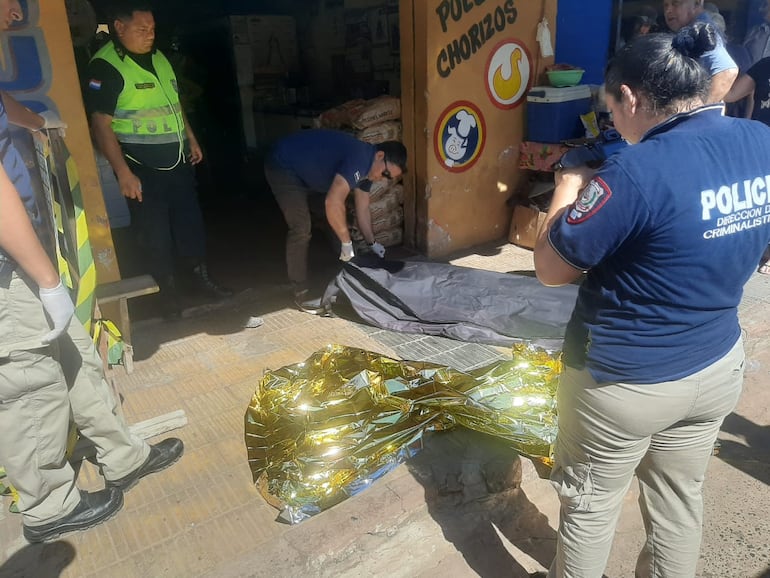 La mujer, que sufrió una muerte súbita, fue cubierta con papel de aluminio antes de ser trasladada al Hospital Regional de Paraguarí.