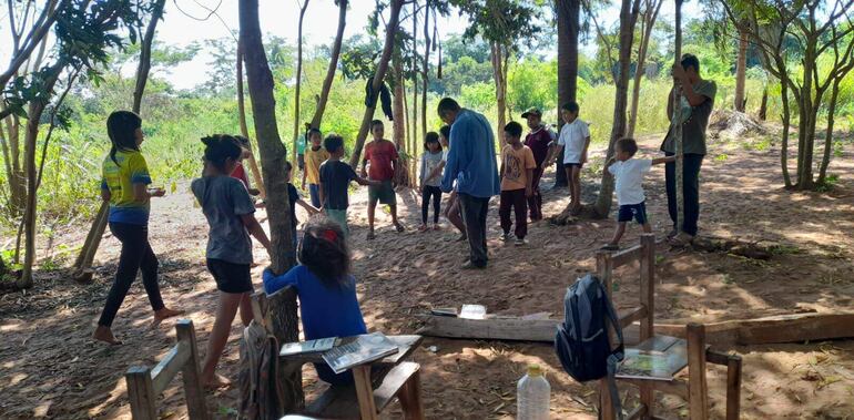 
Una de las prioridades de los pobladores es la construcción de un local escolar. Actualmente desarrollan sus actividades académicas bajo  árboles. 