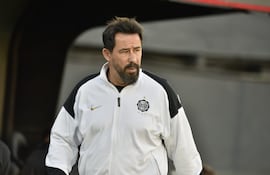 El entrenador de Olimpia Pablo "Vitamina" Sánchez durante el encuentro ante el Sportivo San Lorenzo válido por la vigésima ronda del torneo Apertura 2026.