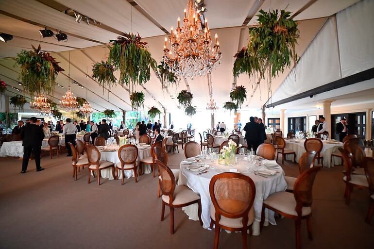 La decoración destacó follajes y arañas colgantes en el techo.