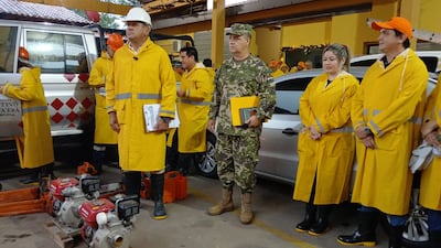 Funcionarios de la Secretaría de Emergencia Nacional y de otros ministerios se alistan para dar respuesta ante las tormentas.