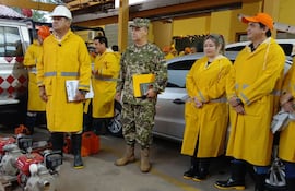 Funcionarios de la Secretaría de Emergencia Nacional y de otros ministerios se alistan para dar respuesta ante las tormentas.