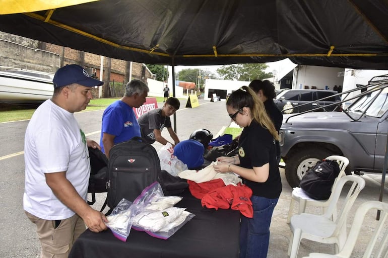 Los autos y las tripulaciones realizan las verificaciones técnica, administrativa y seguridad del Rally del Chaco 2026 en Hangares P.A.S., en Luque, Paraguay.