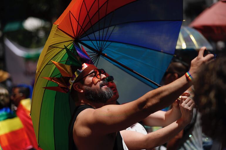 La marcha del Orgullo LGBT regresó a Ciudad de México con más fuerza que nunca tras la pandemia de covid-19, pero en medio de un aumento de los crímenes de odio, críticas contra la corporativización del evento y las campañas presidenciales de 2024.